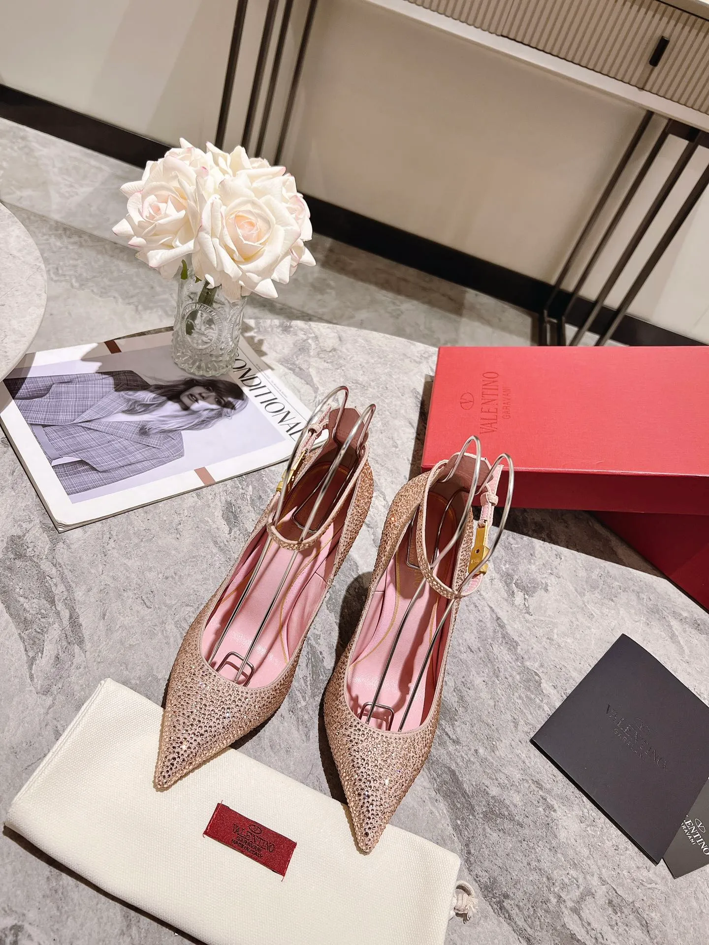 👟👟Ex-factory price 500👟👟 Genuine leather sole +40 Top version 𝑉𝐴𝐿𝐸𝑁𝑇𝐼𝑁𝑂 Valentino new spring and summer women's 6⃣️color "Czech Diamond💎" full diamond shoes The unique [V’s handcrafted diamond production] brings out a full sense of high-end, and the new season will live up to expectations! Worth buying★Absolutely high-grade❥Original method, Absolutely sensual❥Elegant style, creating a different feeling, simple and elegant style!  Code number: 35-41 (34-42 customized, non-returnable) Lining: Sheepskin lining Heel height: 10cm Leather outsole Rubber outsole